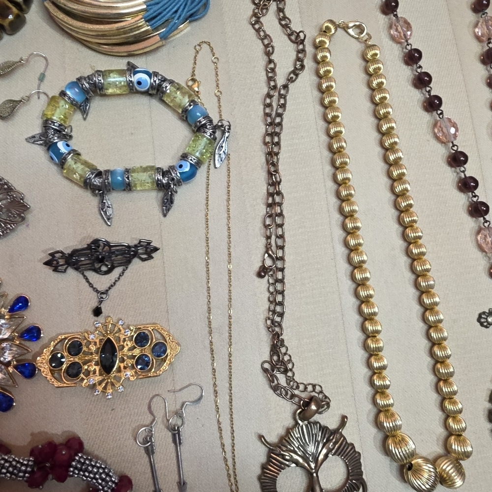 19 PIECE LOT OF JEWELRY KEEP OR RESELL ALL IN EXCELLENT CONDITION - Picture 9 of 10
